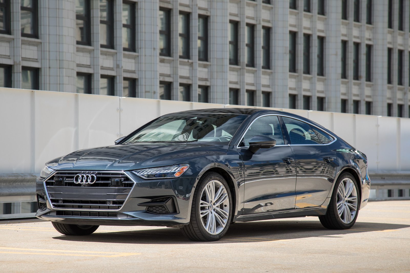 04-audi-a7-2019-angle--black--exterior--front--urban.jpg