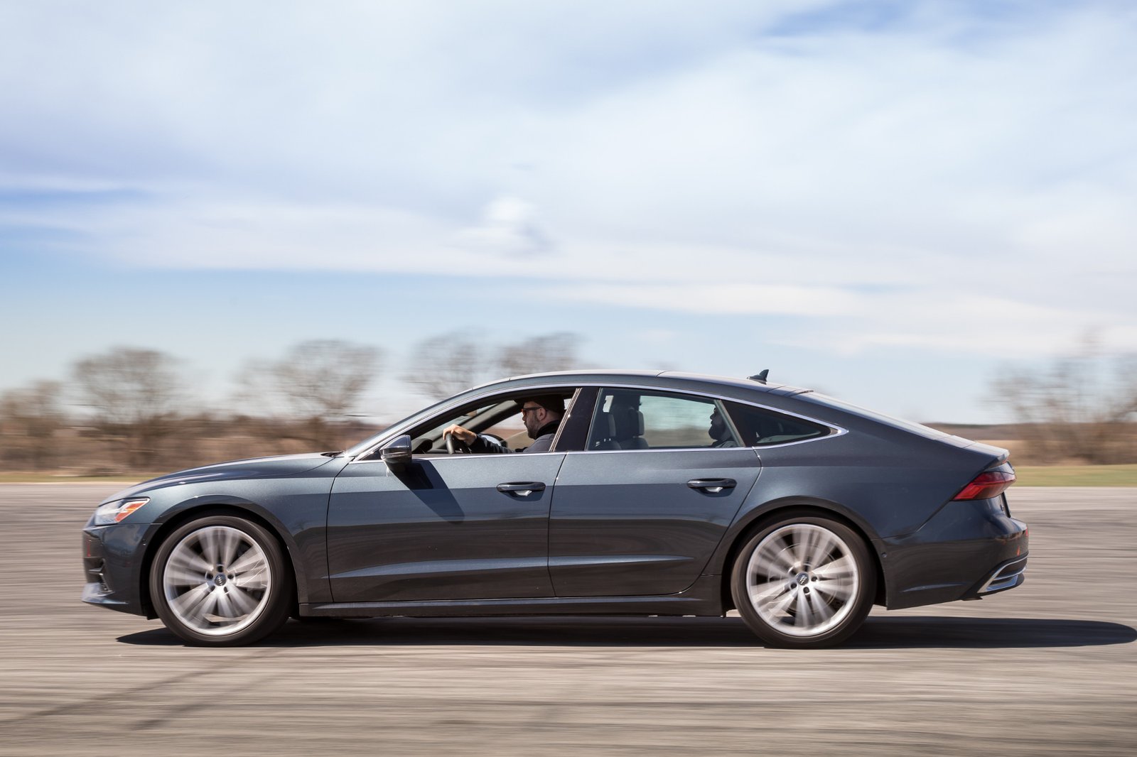 03-audi-a7-2019-black--dynamic--exterior--profile--track.jpg