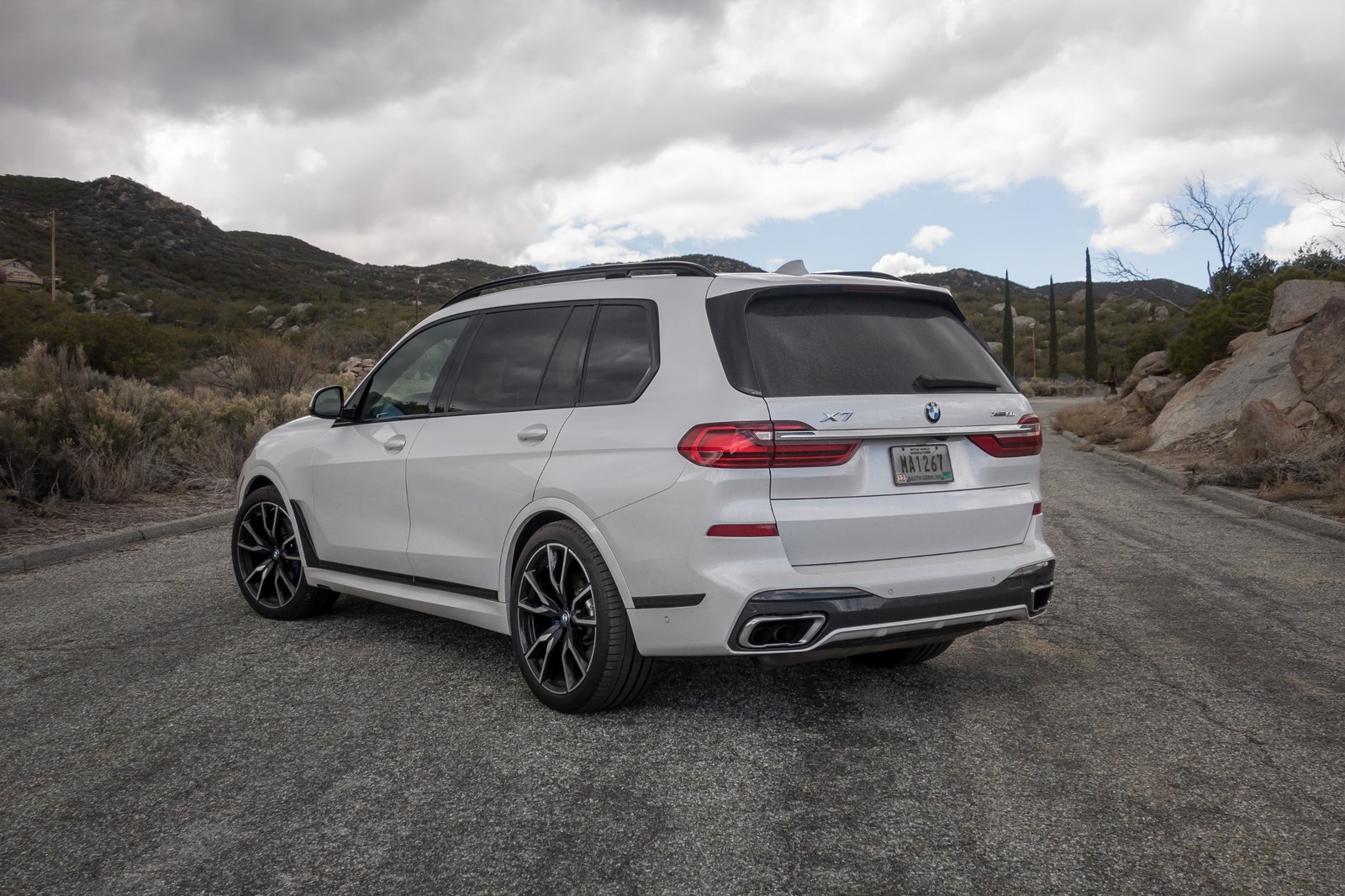 04-bmw-x7-2019-angle--exterior--rear--white.jpg
