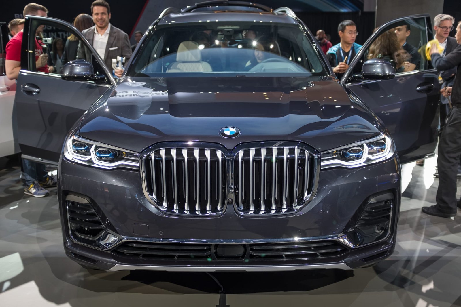 02-bmw-x7-2019.jpg