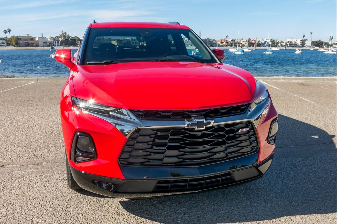 02-chevrolet-blazer-2019-exterior--front--lifestyle--red.jpg