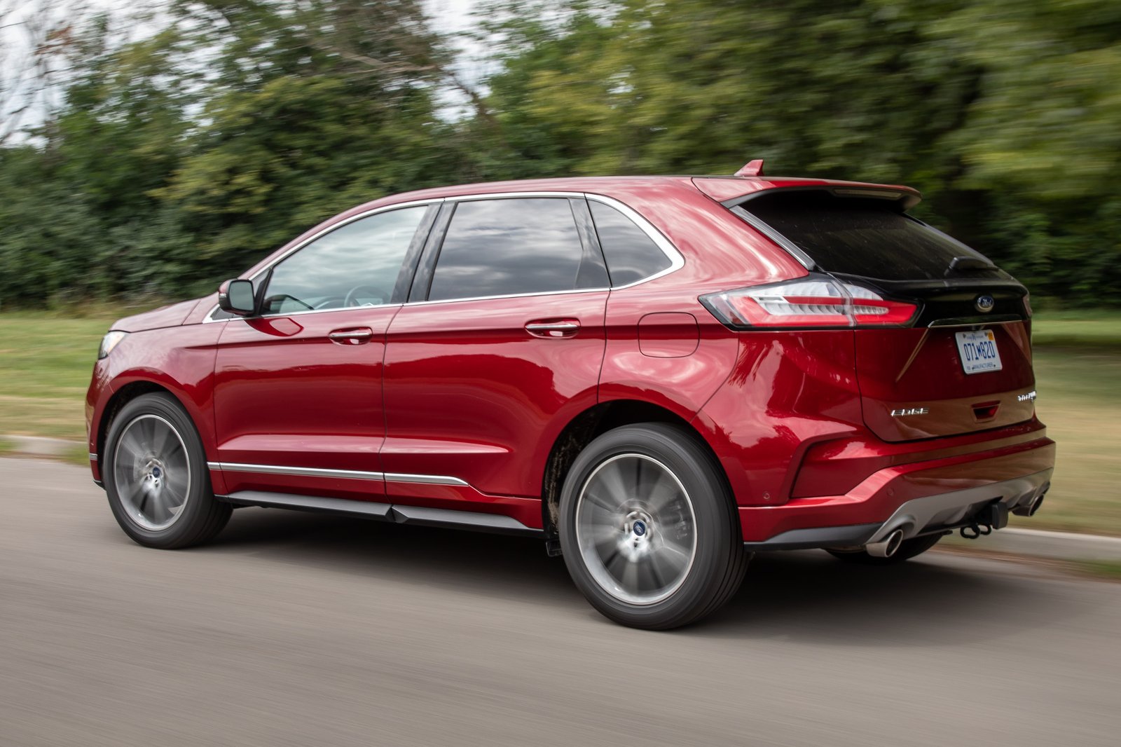 ford-edge-titanium-awd-2019-03-angle--exterior--red.jpg