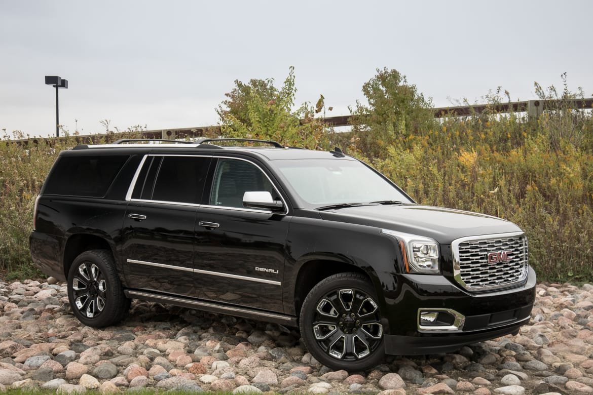 01-gmc-yukon-xl-2019-angle--black--exterior--front.jpg