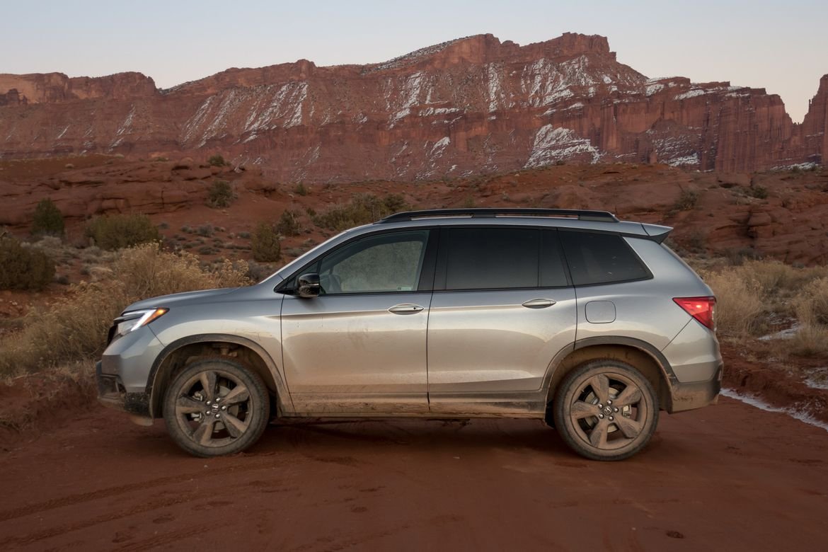 02-honda-passport-2019-exterior--mountain--off-road--profile--si
