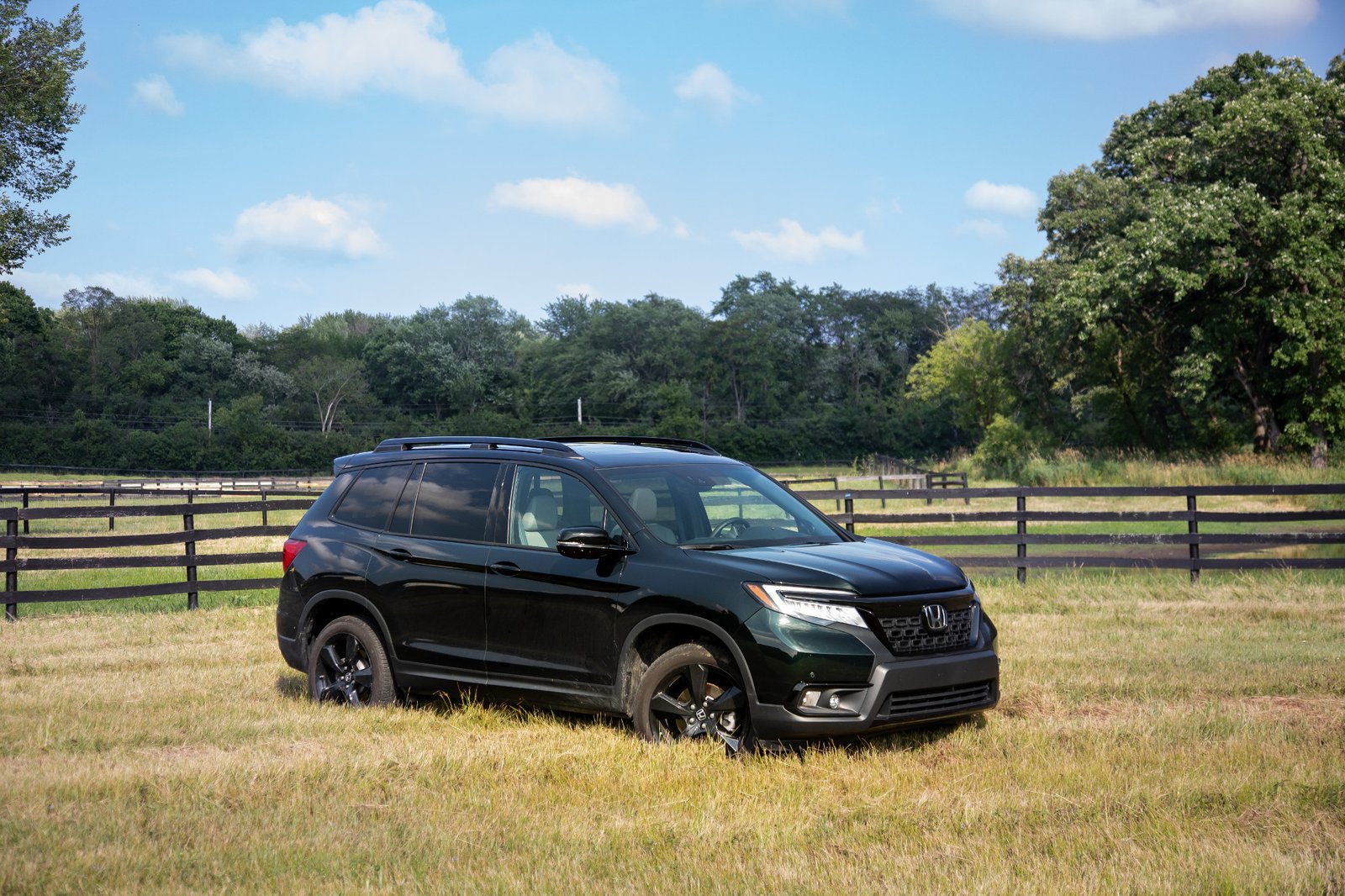 honda-passport-elite-awd-2019-08-angle--exterior--front--green.jpg