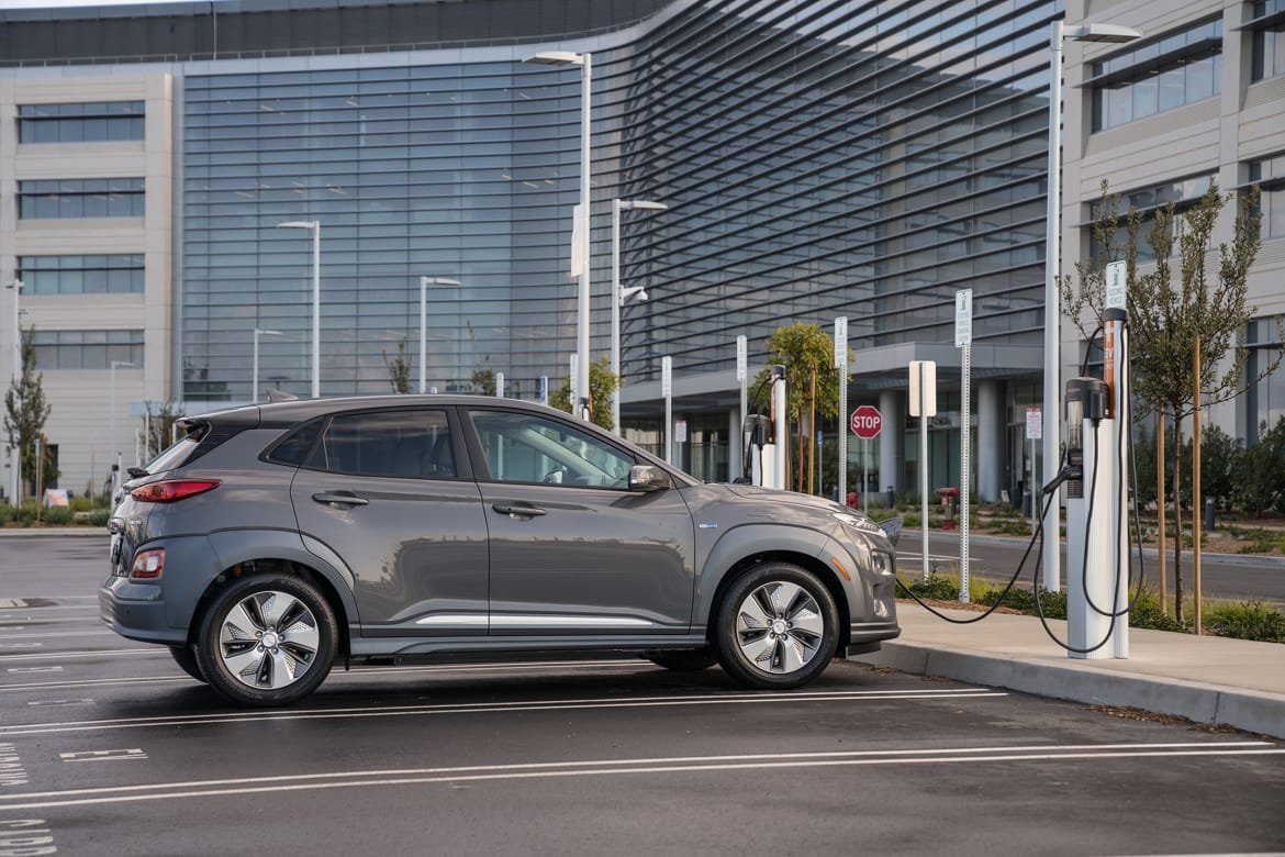 10-hyundai-kona-electric-2019-exterior--grey--profile--urban.jpg