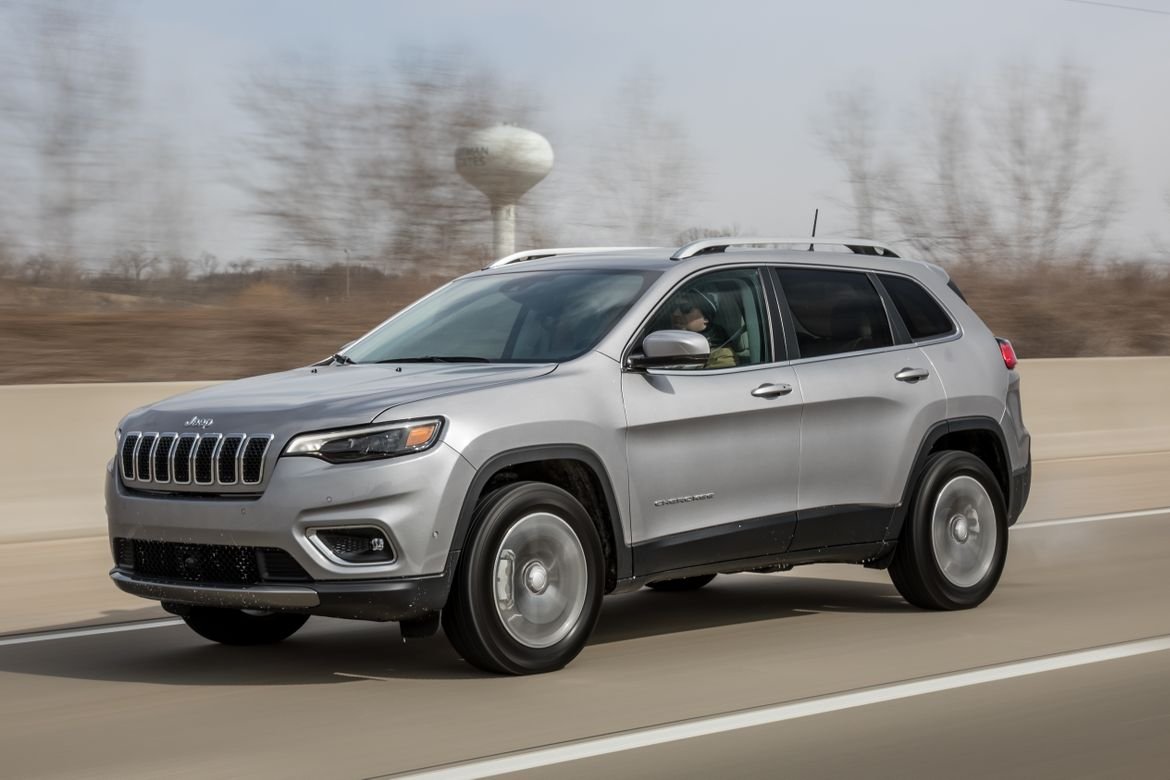 01-jeep-cherokee-2019-angle--dynamic--engine--front--silver.jpg