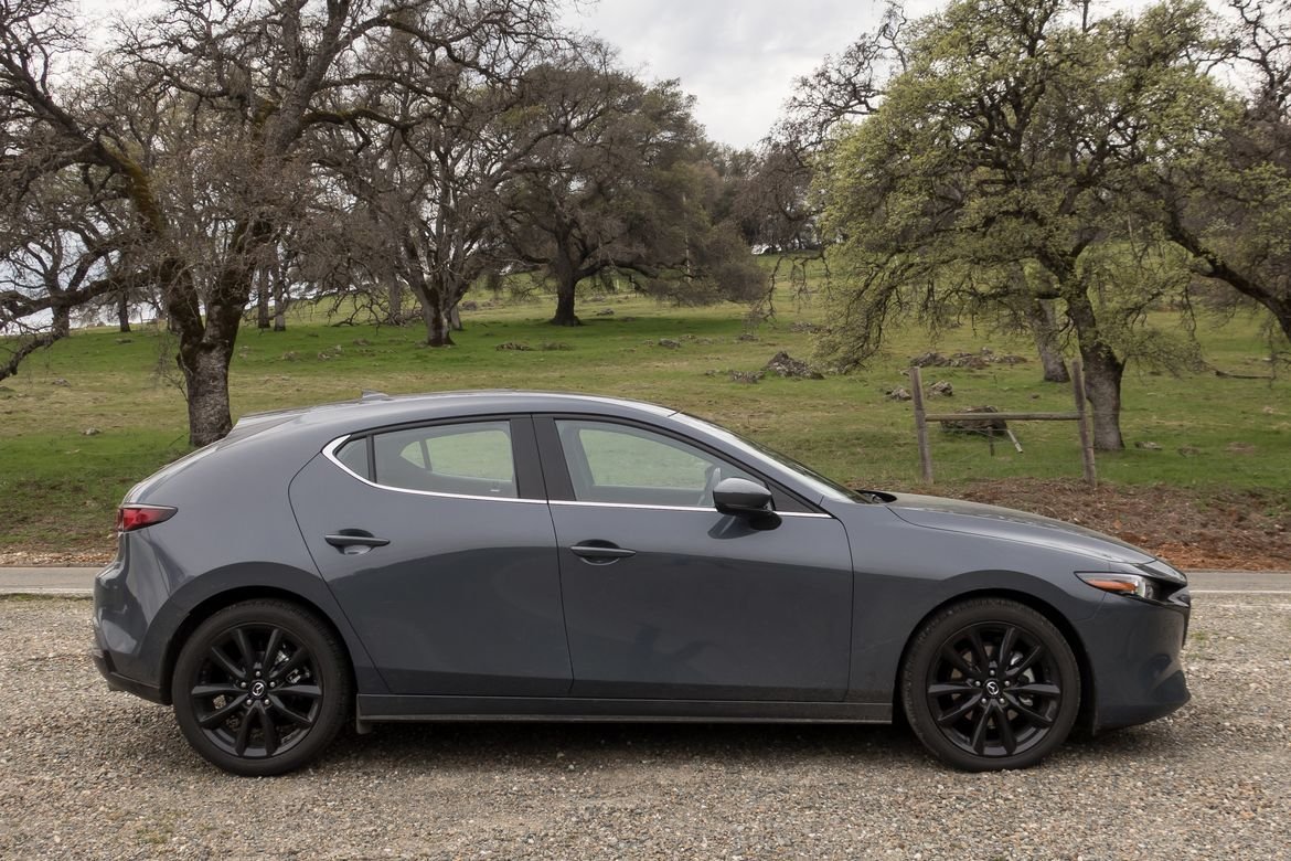 02-mazda-mazda3-2019-exterior--grey--profile.jpg