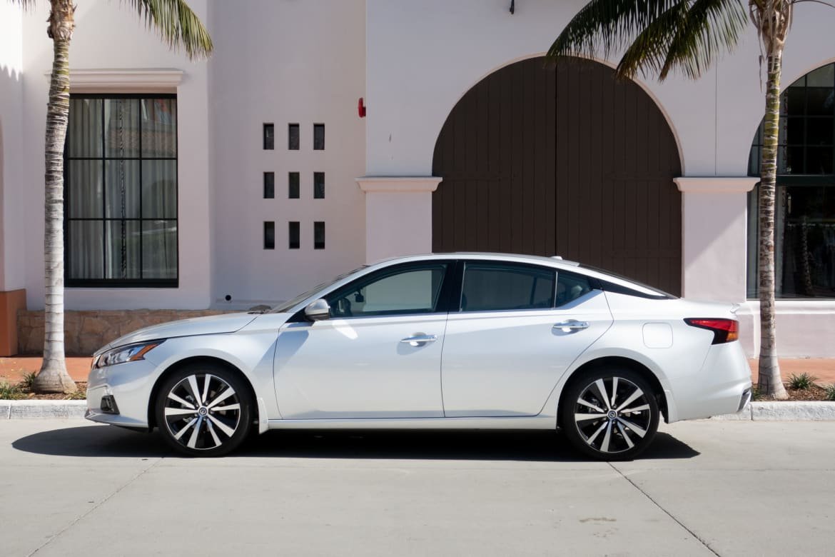 12-nissan-altima-2019-bw.jpg