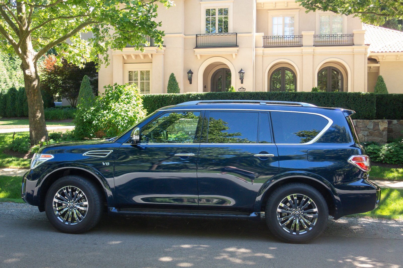 nissan-armada-platinum-reserve-2019-03-blue--exterior--profile.jpg
