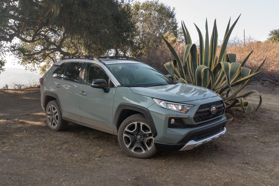 19-toyota-rav4-adventure-2019-angle--blue--exterior--front--outd