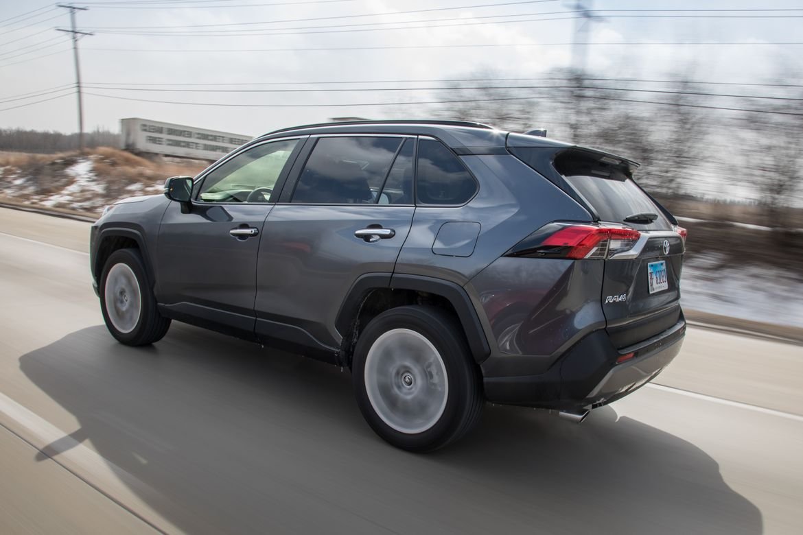 02-toyota-rav4-2019-angle--dynamic--exterior--grey--rear.jpg