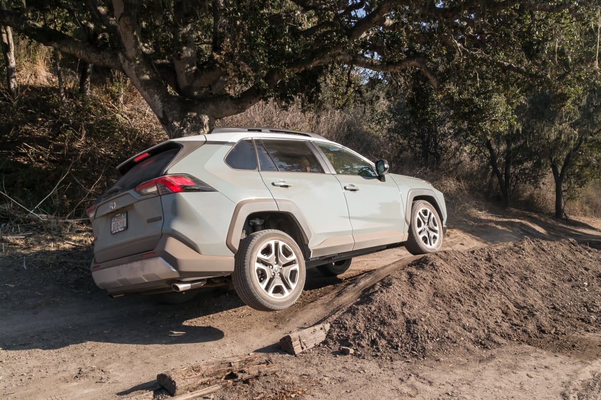 20-toyota-rav4-adventure-2019-angle--blue--exterior--off-road--r