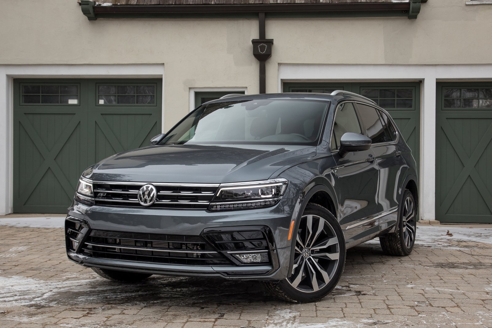 06-volkswagen-tiguan-2019-angle--exterior--front--grey.jpg
