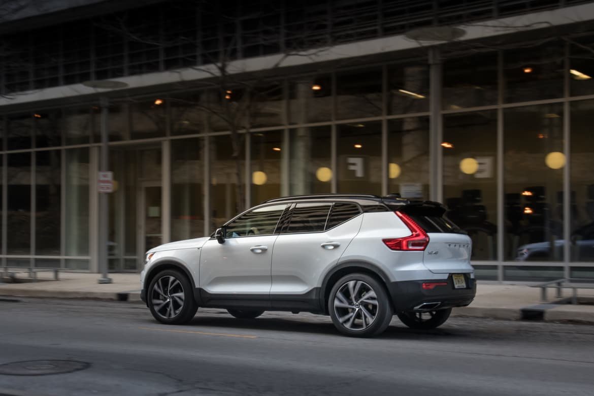 02-volvo-xc40-2019-dynamic--exterior--profile--rear-angle--white