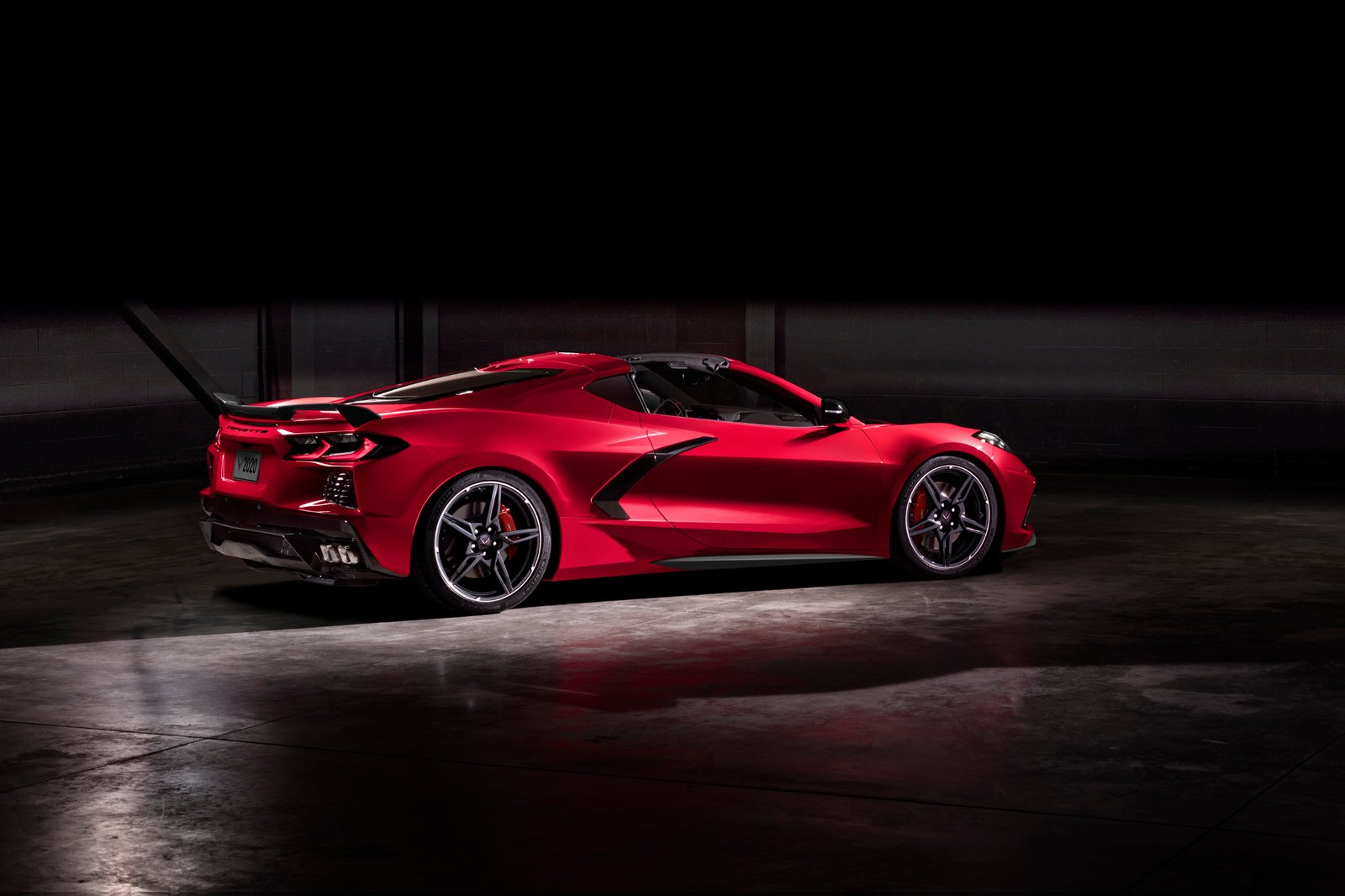 chevrolet-corvette-stingray-2020-03-angle--exterior--rear--red.jpg