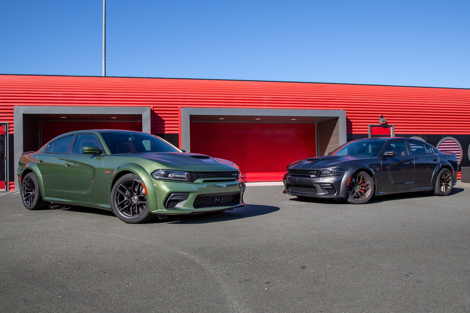dodge-charger-scat-pack-widebody-2020-dodge-charger-hellcat-widebody-2020-angle--exterior--front--green--grey--group-shot-01.jpg
