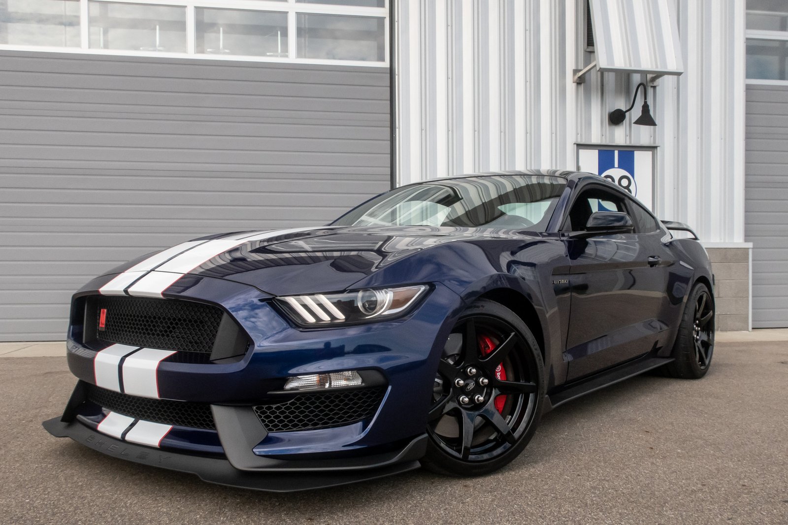 ford-mustang-shelby-gt-350-r-2020-01-angle--blue--exterior--front.jpg