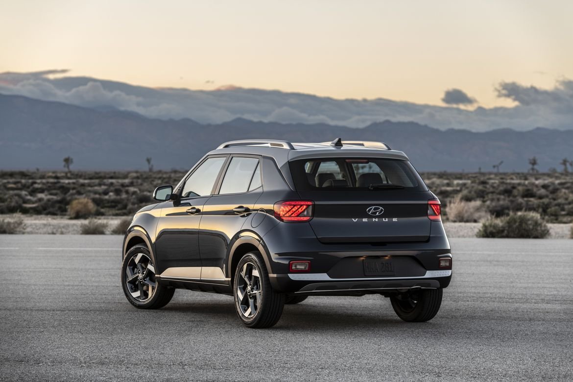 11-hyundai-venue-2020-angle--blue--exterior--rear.jpg