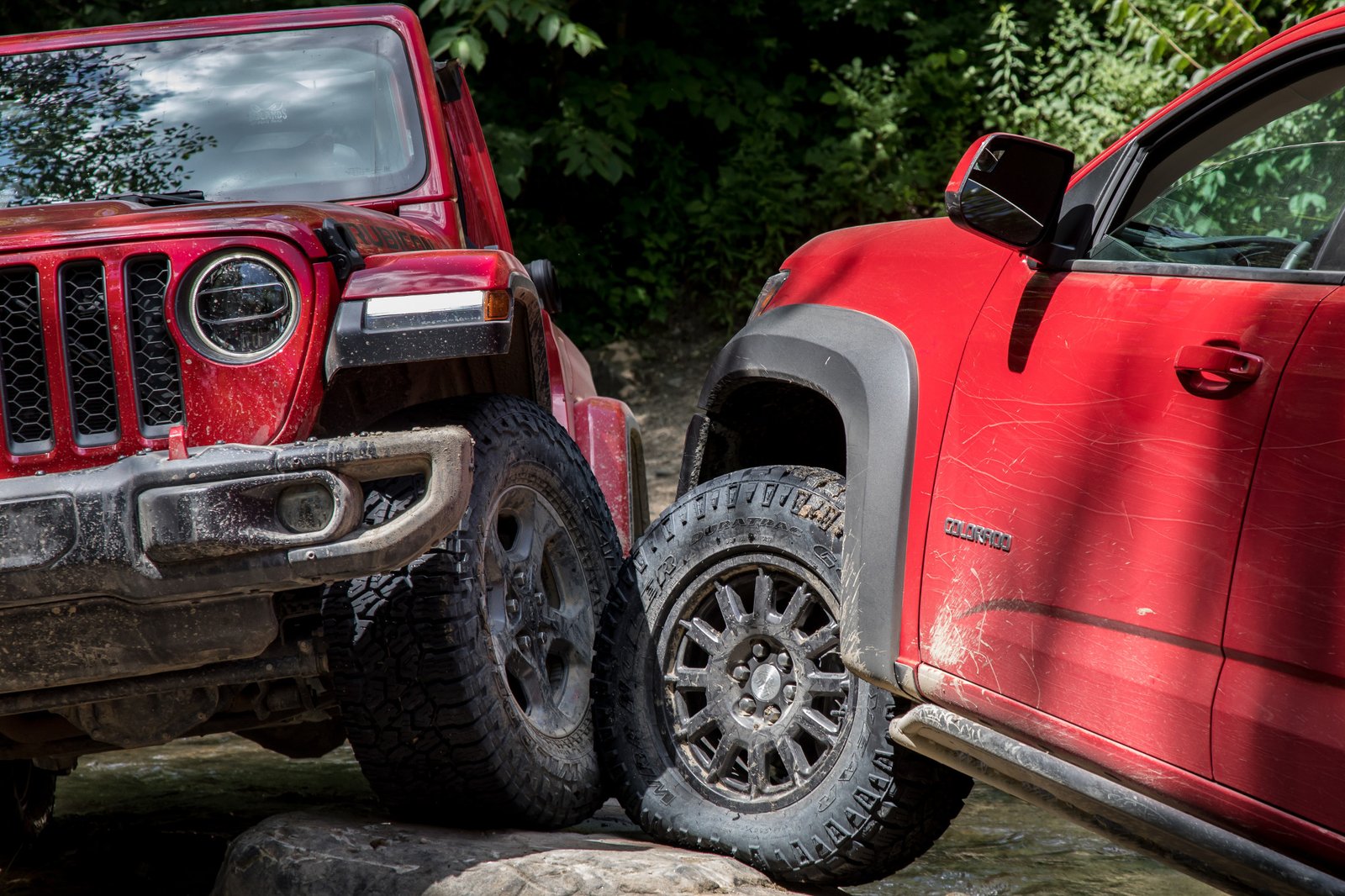 jeep--chevrolet-colorado-zr2-bison-and-gladiator-2019--2020-01-exterior--off-road--red.jpg