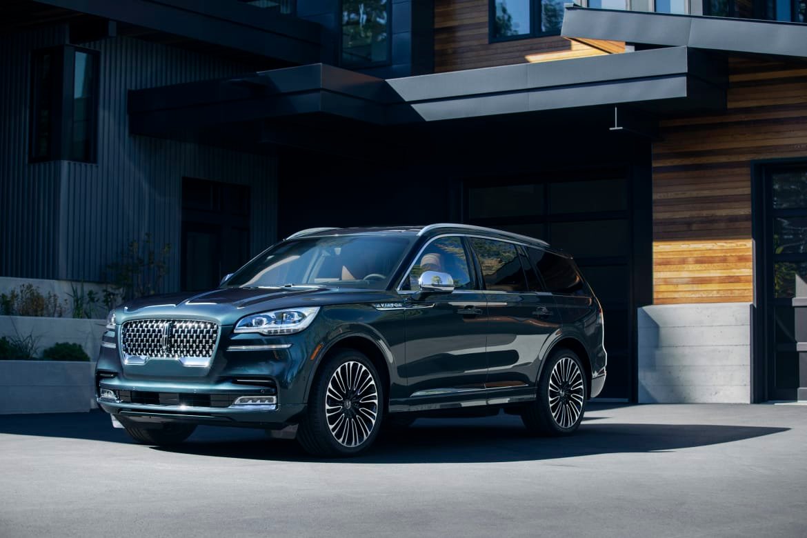 06-lincoln-aviator-2020-angle--blue--exterior--front.jpg
