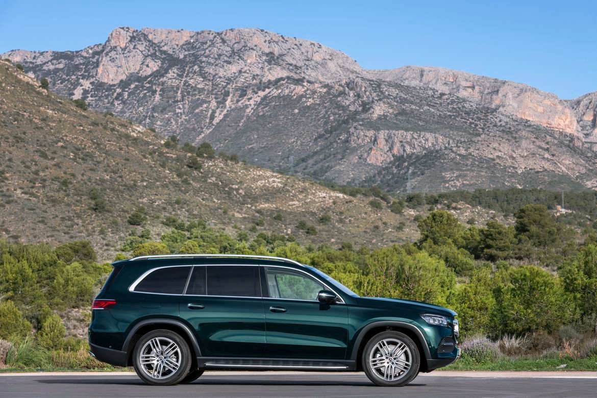 11-mercedes-benz-gls-2020-exterior--green.jpg