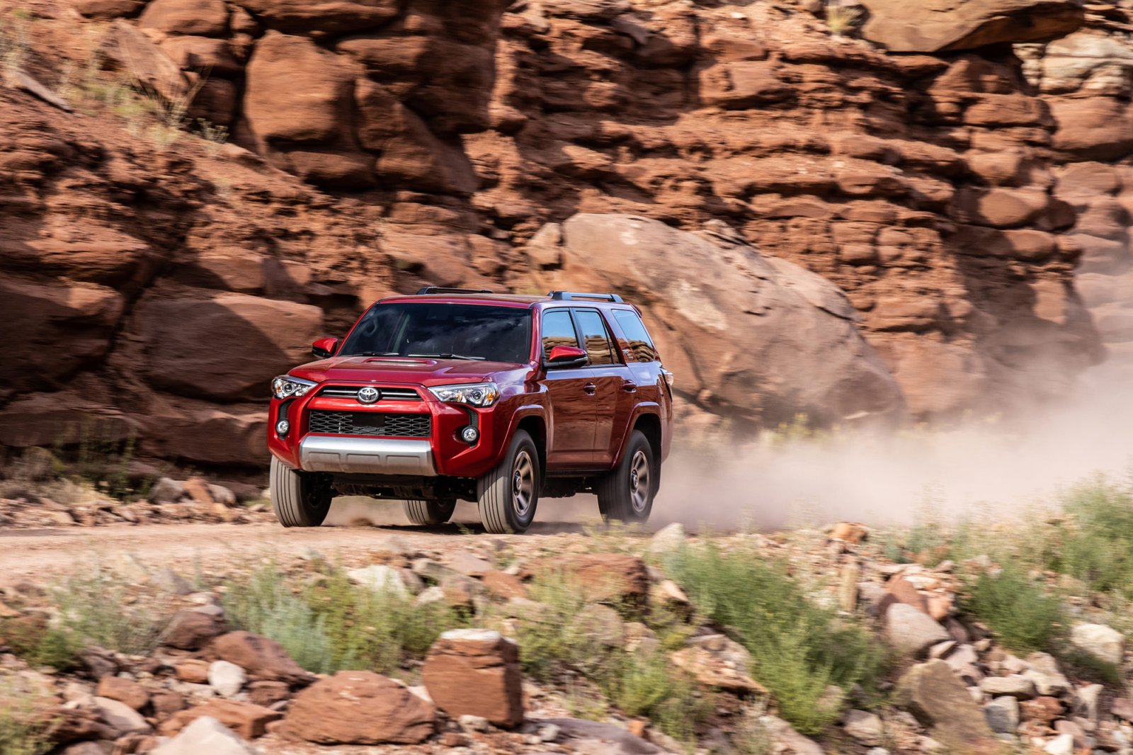 toyota-4Runner-TRD-off-road-2020-exterior-at-speed-oem