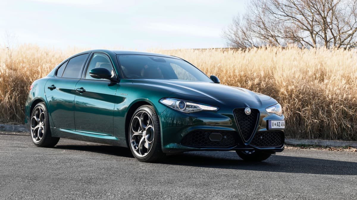 2021 Alfa Romeo Giulia Veloce vs 2021 BMW 330i comparison-0