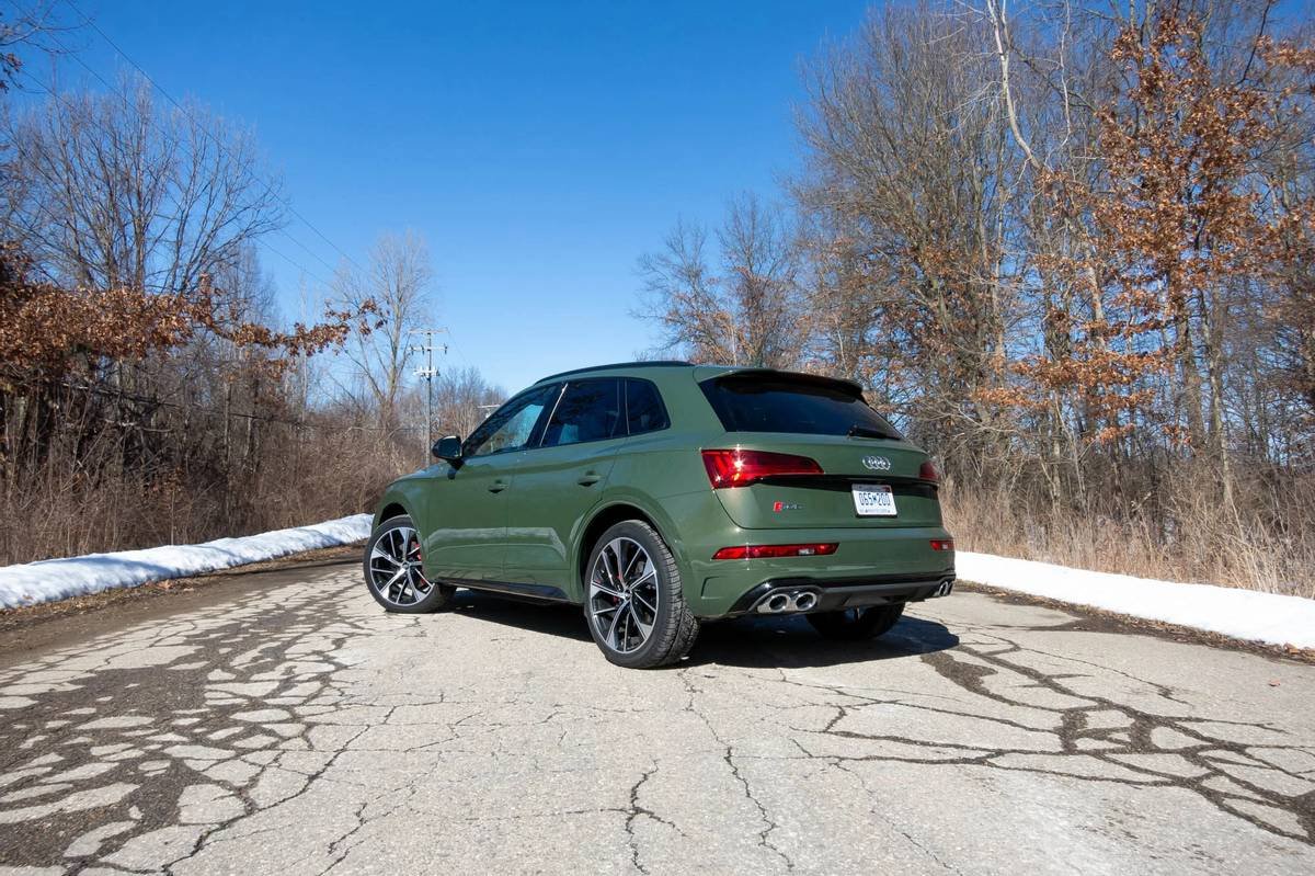audi-sq5-2021-06-angle--exterior--green--rear.jpg