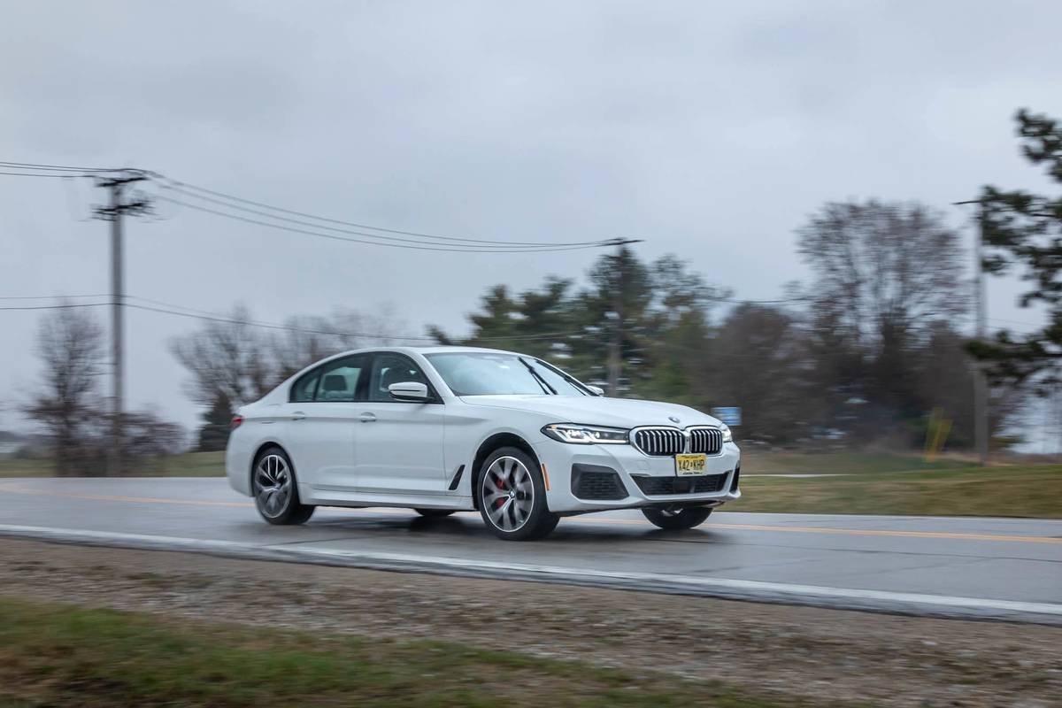 bmw-540i-x-drive-2021--04-angle--dynamic--exterior--front--white.jpg