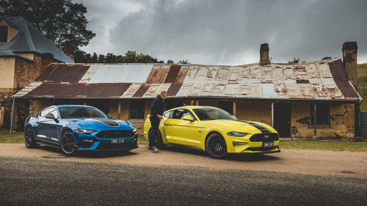 2021 Ford Mustang GT v 2021 Ford Mustang Mach 1-0