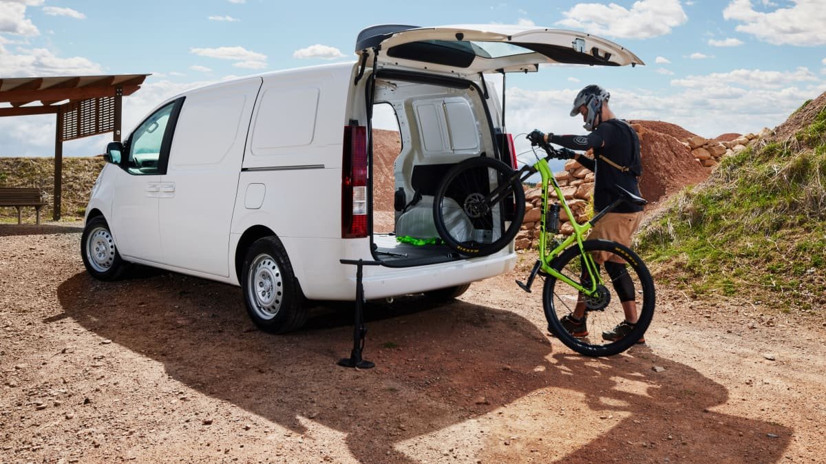 2021 Hyundai Staria Load v Hyundai iLoad on-paper comparison-0