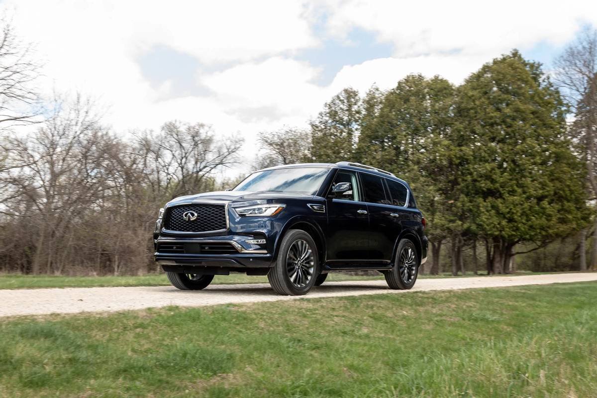 infiniti-qx80-2021--01-angle--blue--exterior--front.jpg