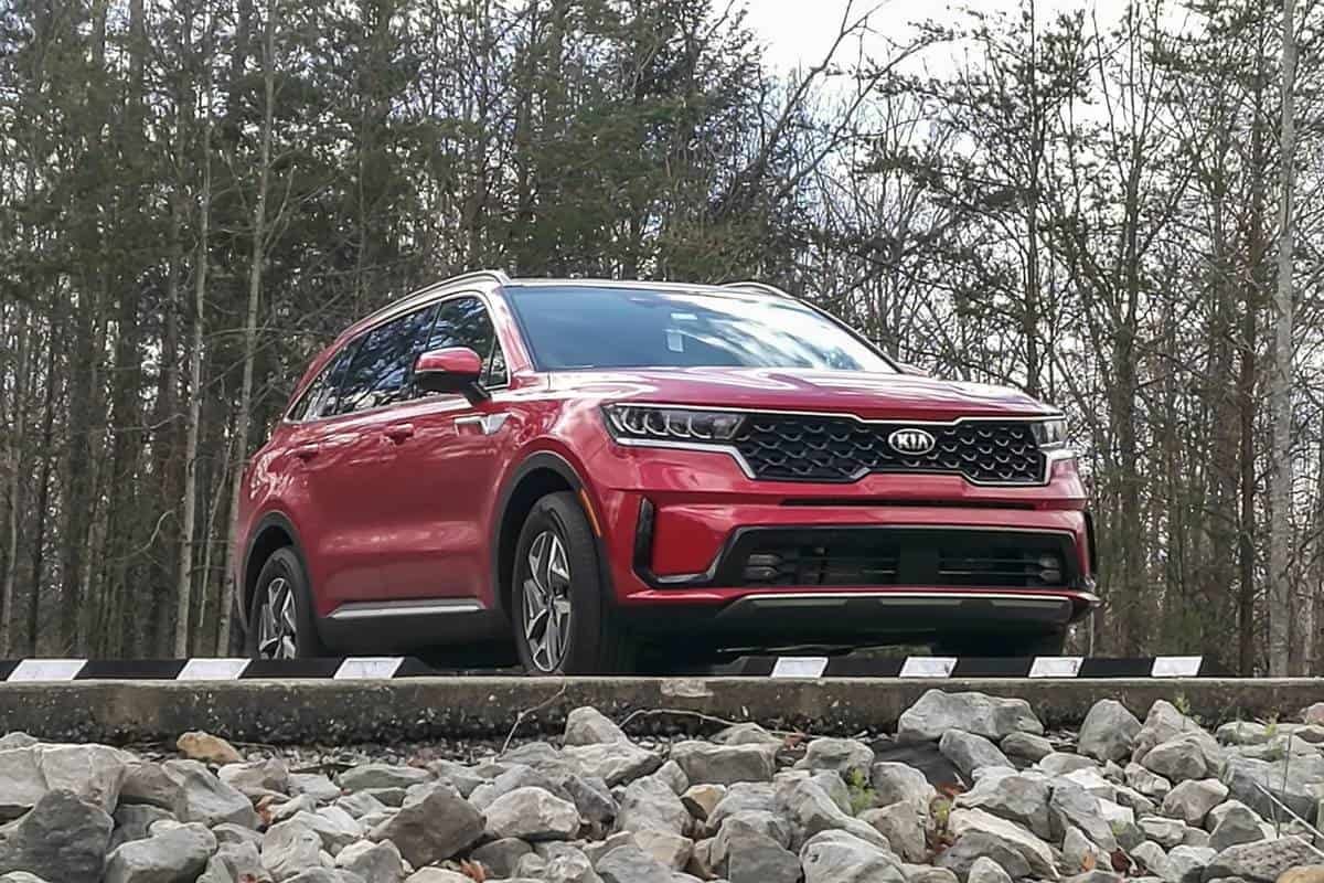 kia-sorento-hybrid-2021--01-angle--exterior--front--red.jpg