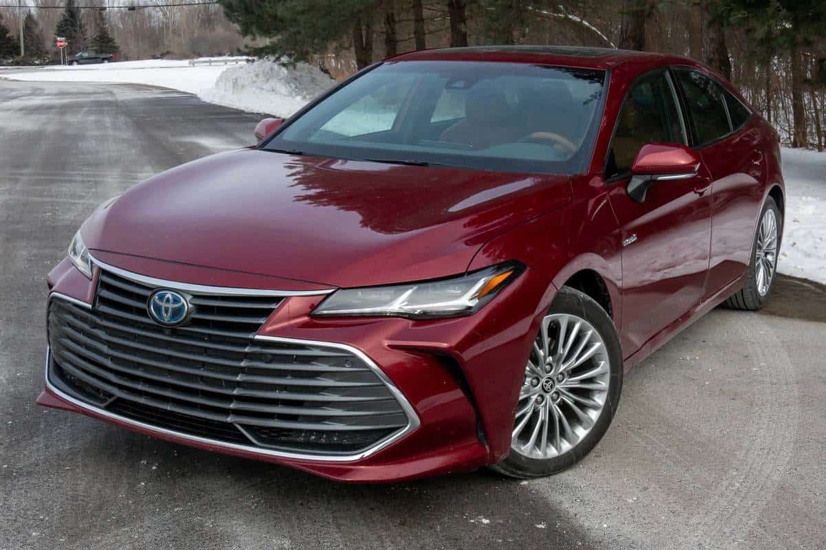 toyota-avalon-hybrid-2021-02-angle--exterior--front--red.jpg