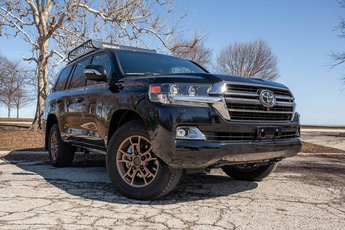 toyota-land-cruiser--heritage-edition-2021--04-angle--black--exterior--front.jpg