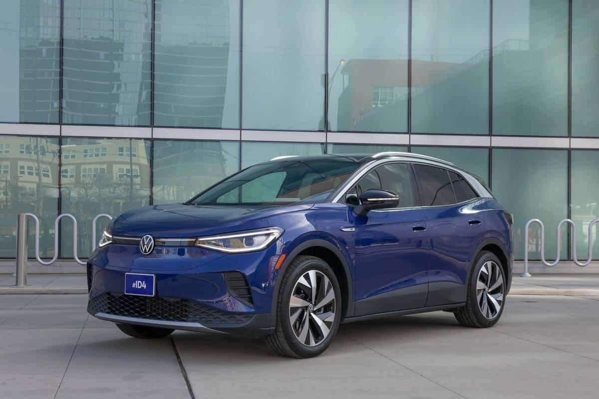 volkswagen-id4-1st-edition-2021-02-angle--blue--exterior--front.jpg