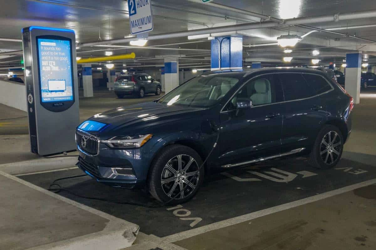 volvo-xc60--recharge-t8-inscription-2021--12-angle--blue--charging--exterior--front.jpg