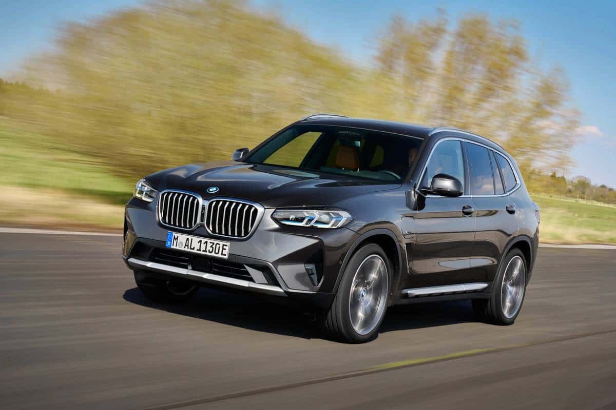 bmw-x3-2022-oem-01-angle--black--dynamic--exterior--front.jpg