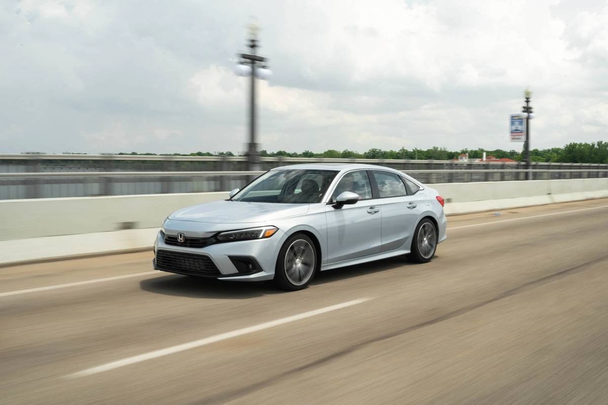 honda-civic-2022-01-angle--dynamic--exterior--front--silver.jpg