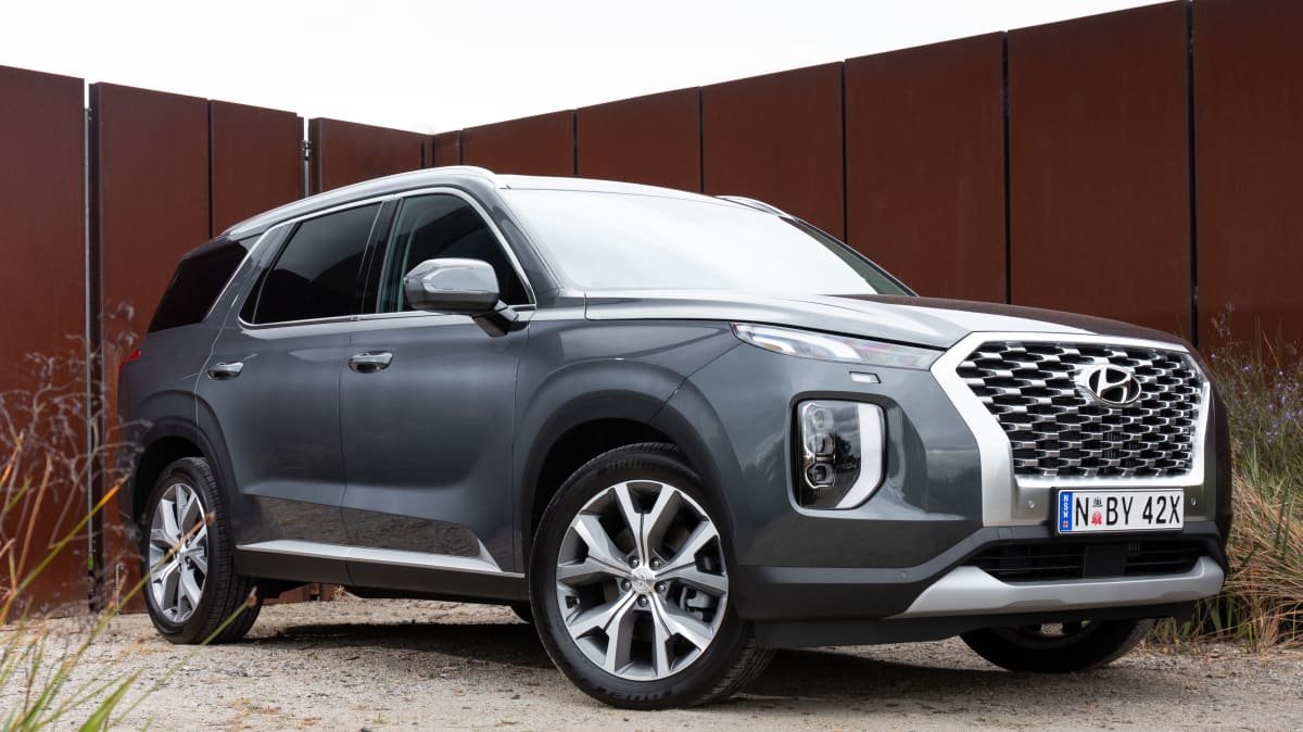 2022 Hyundai Palisade Elite 2.2 CRD v Kia Carnival Platinum diesel comparison-0
