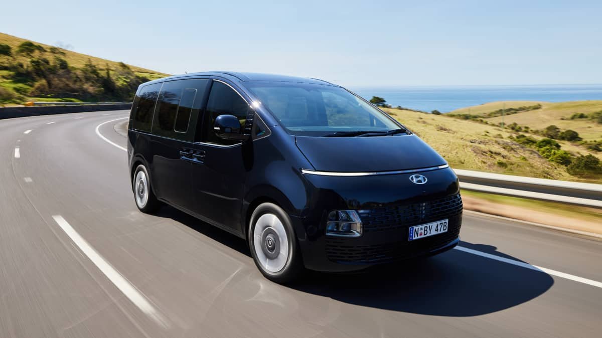 2022 Hyundai Staria Highlander diesel v Kia Carnival Platinum diesel comparison-0