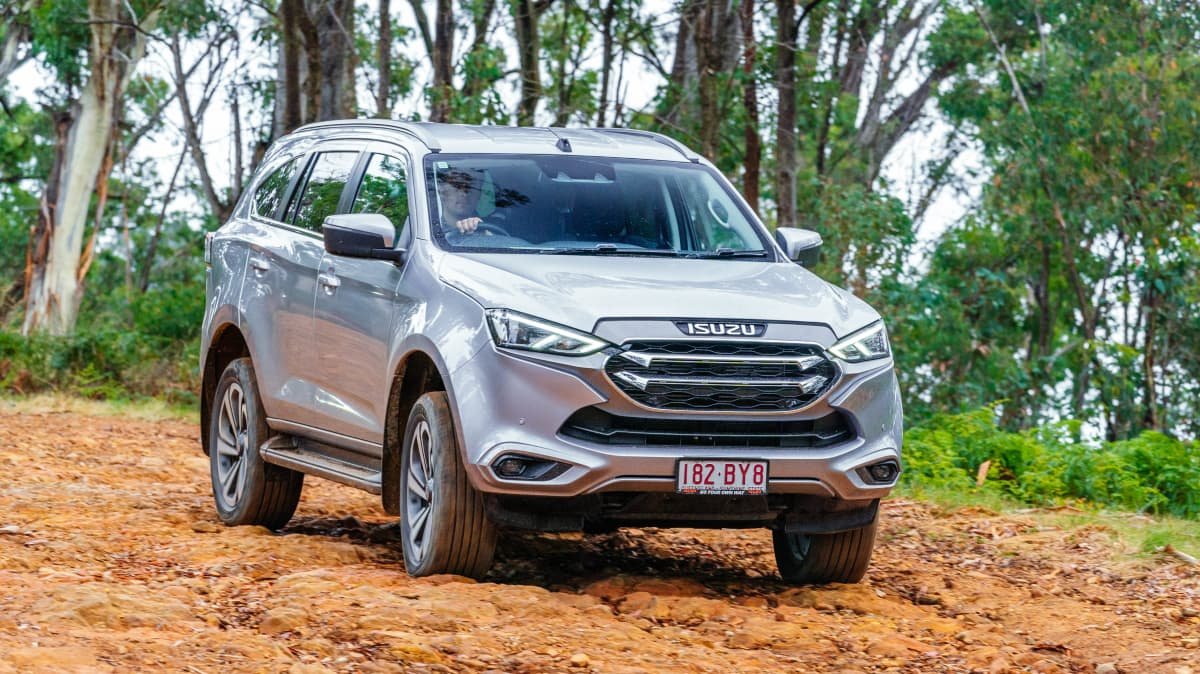 2022 Isuzu MU-X LS-T v Ford Everest Sport comparison-0