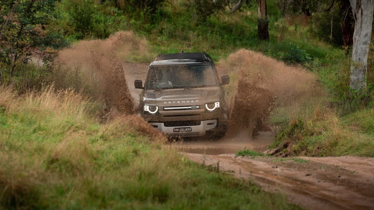 2022 Land Rover Defender 110 SE D300 v 2022 Nissan Navara Pro-4X Warrior comparison-0