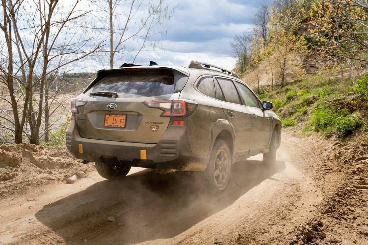 subaru-outback-wilderness-2022-10-angle--dynamic--exterior--green--off-road--rear.jpg