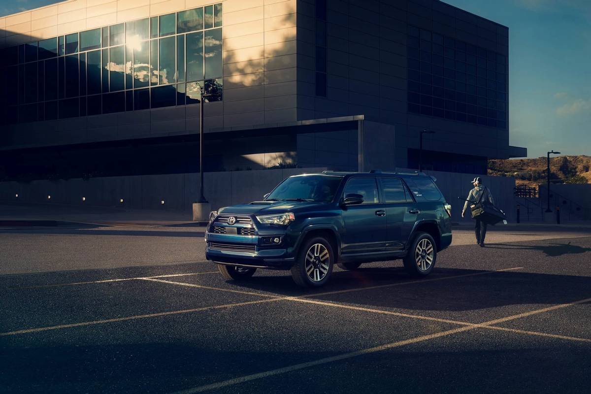 toyota-4runner-trd-sport-2022-oem-02-angle--blue--exterior--front.jpg