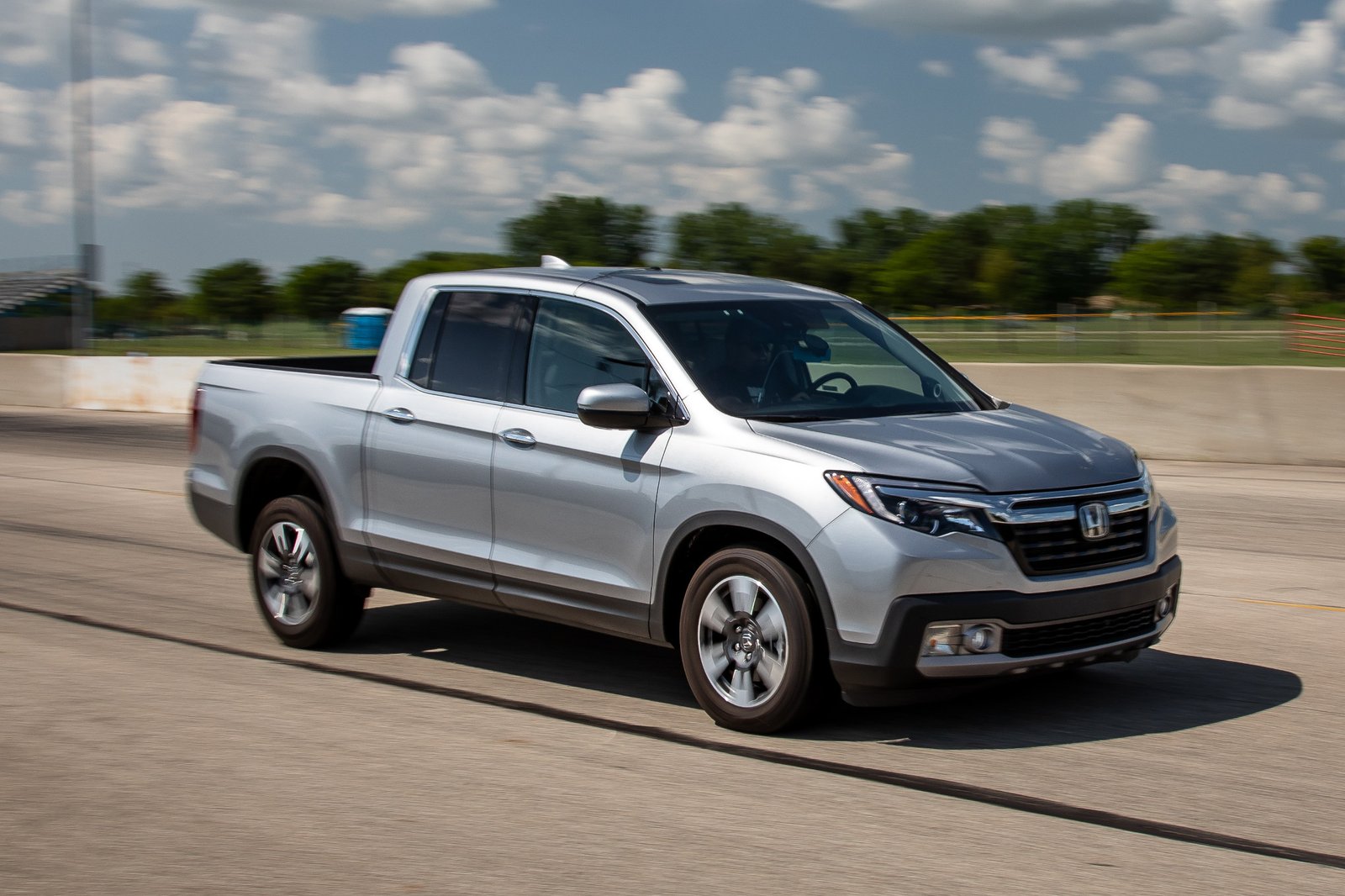 honda-ridgeline-2019-07-angle--drag-strip--dynamic--exterior--front--silver.jpg