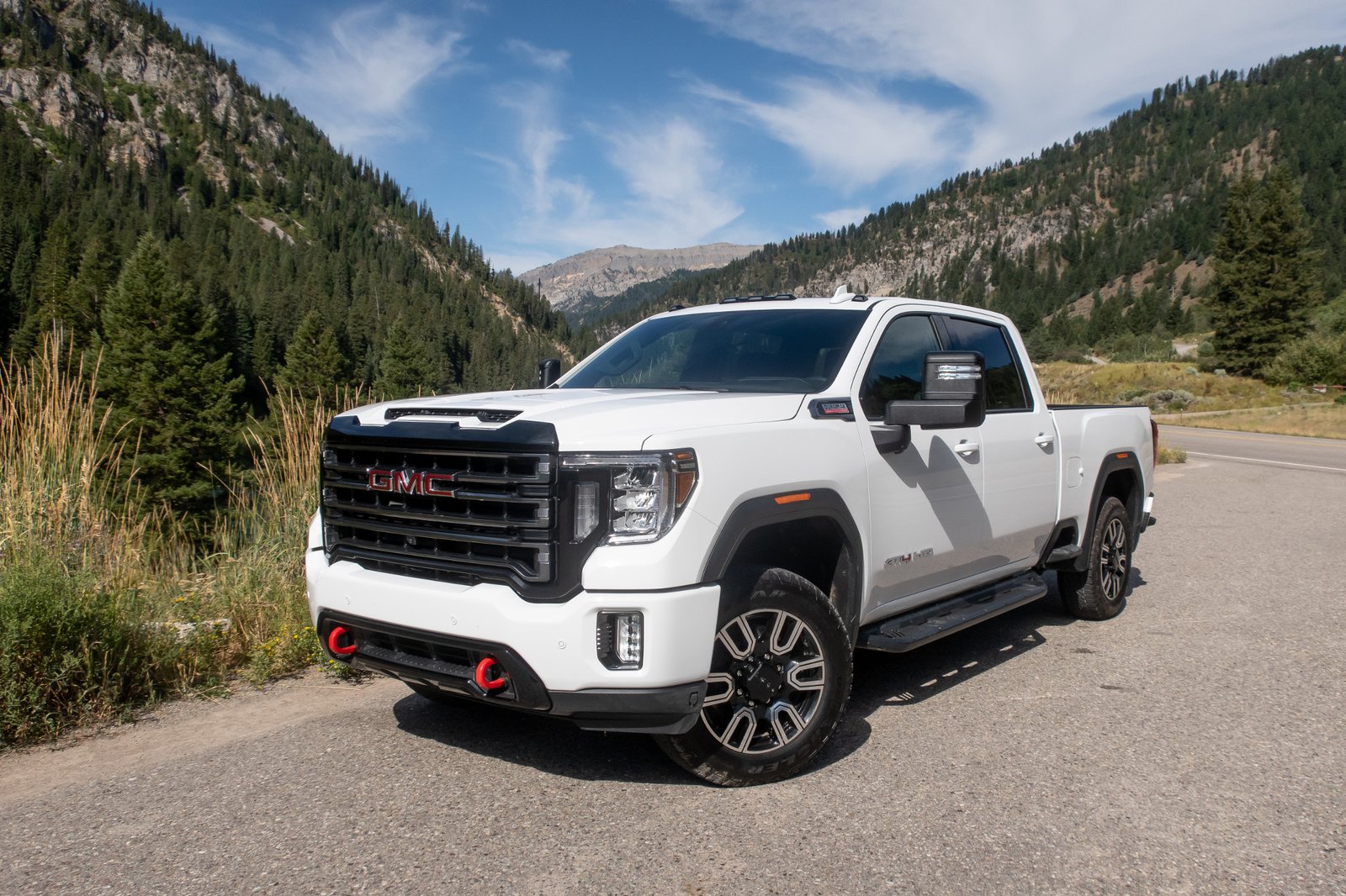 gmc-sierra-2500-hd-at4-2020-02-angle--exterior--front--white.jpg