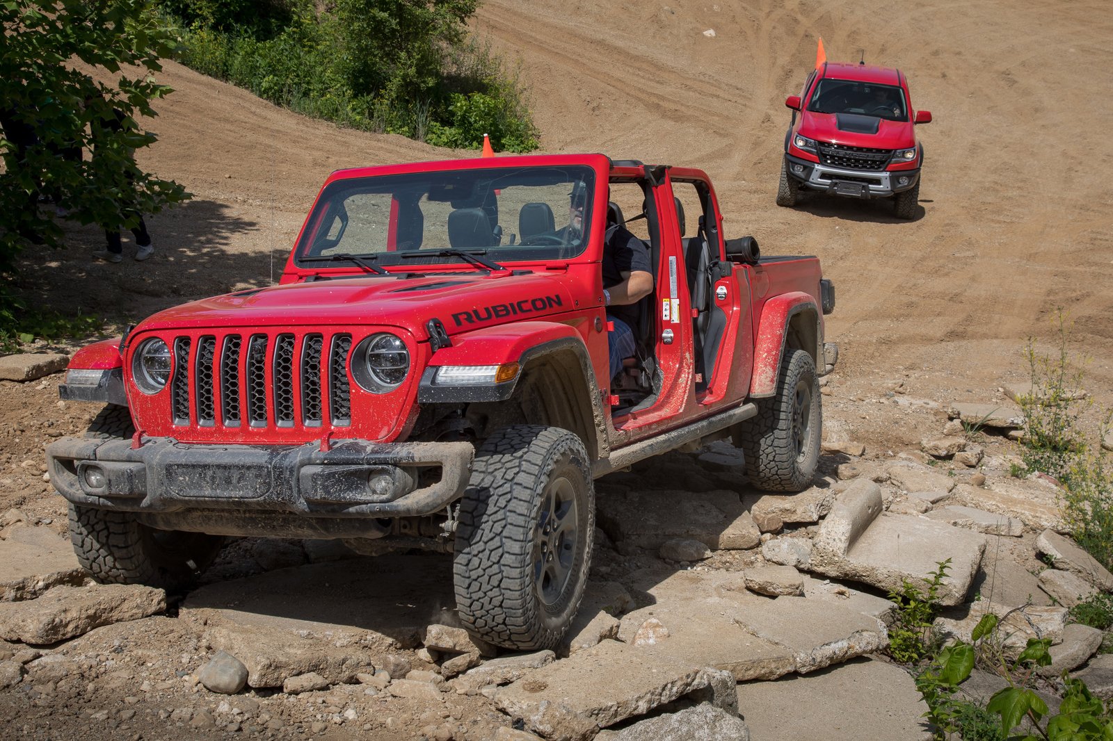 jeep--chevrolet-colorado-zr2-bison-and-gladiator-2019--2020-04-angle--dynamic--front--off-road--red.jpg