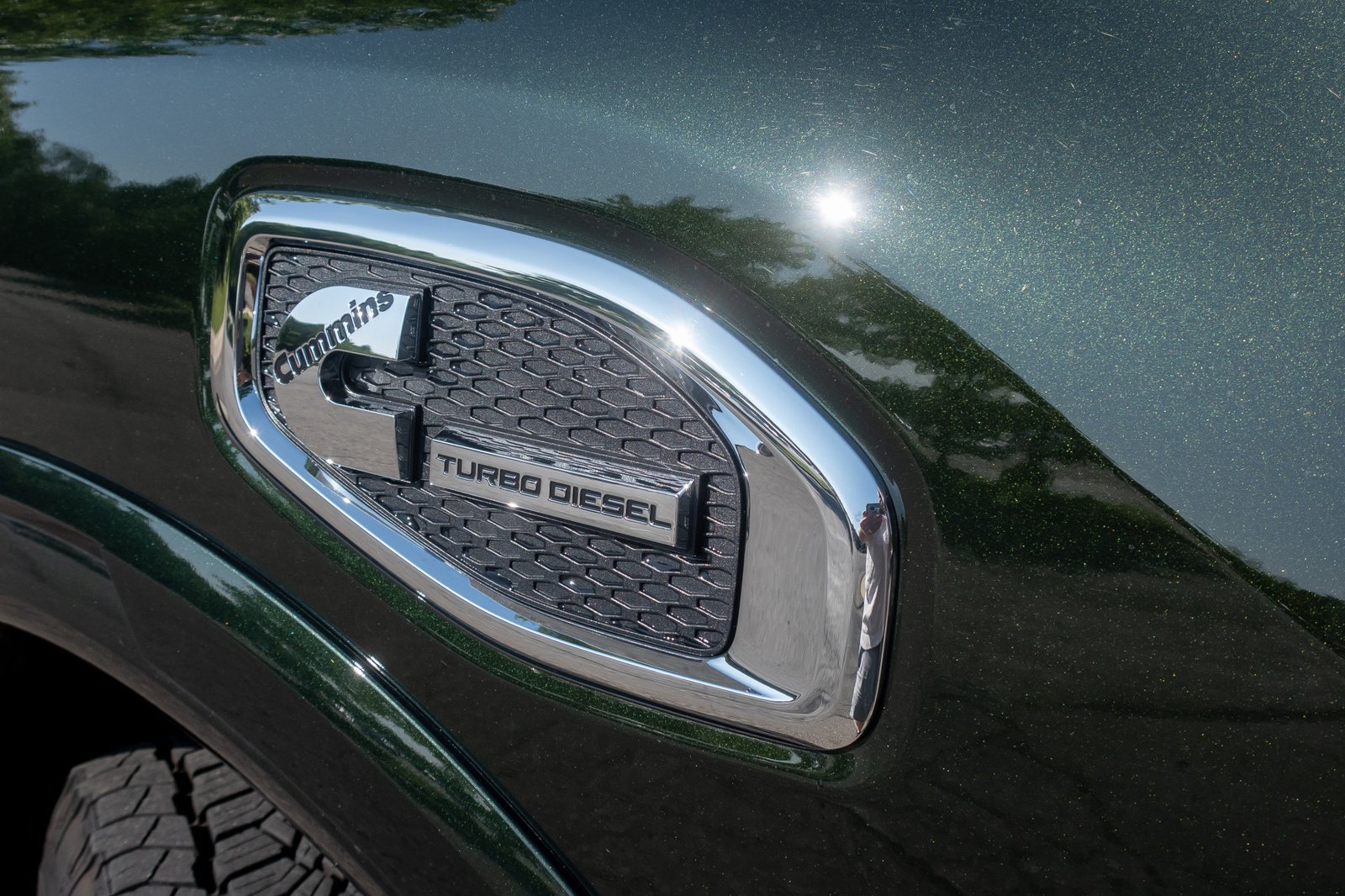 nissan-titan-xd-pro4x-2019-02-badge-detail-exterior-green